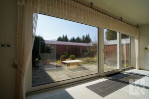 ... mit Blick auf die Terrasse