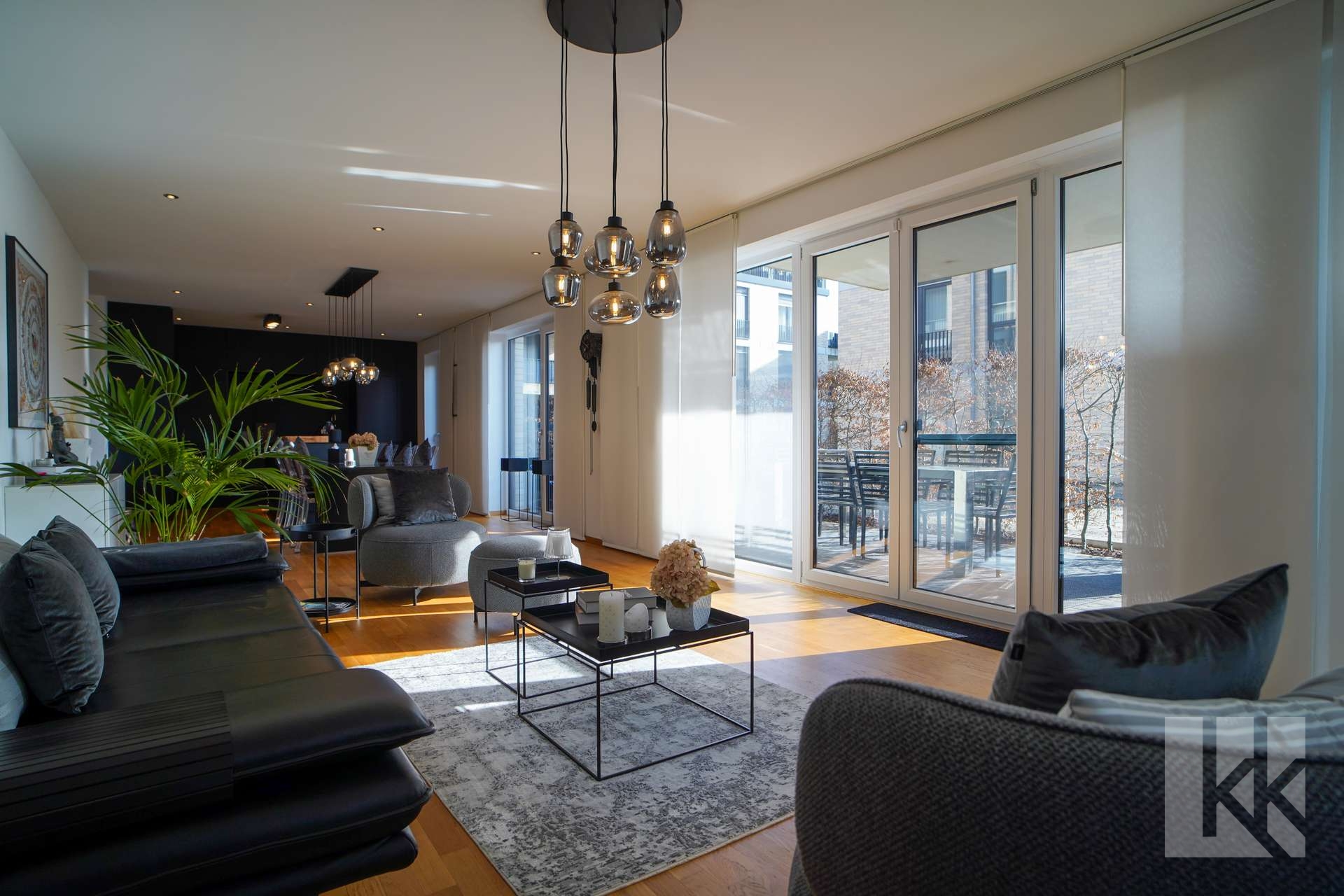 Wohn- und Esszimmer mit Blick auf die Terrasse