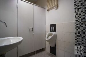 Nebengebäude - Mitarbeitertoilette