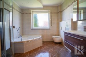 Badezimmer EG mit Dusche und Badewanne