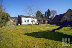 Vollständig sichtgeschützer Garten vor dem Haus
