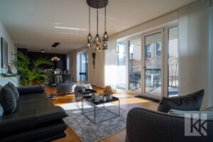 Wohn- und Esszimmer mit Blick auf die Terrasse