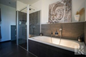Badezimmer mit Dusche und Badewanne