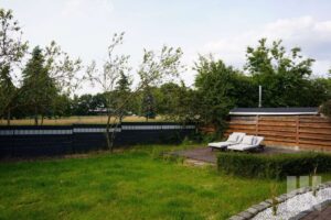 mit Blick in den Garten