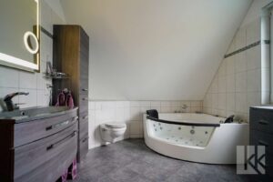Badezimmer mit Whirlpoolbadewanne...