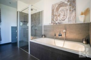 Badezimmer mit Dusche und Badewanne