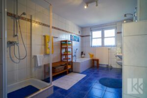 OG - Vollbad mit Badewanne und Dusche