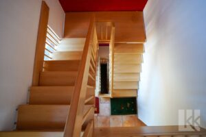 Eine Echtholztreppe verbindet die Etagen elegant