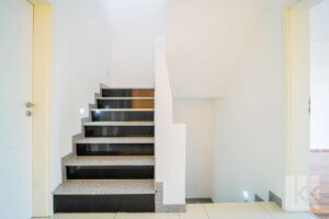 Eine elegante Treppe verbindet die Etagen