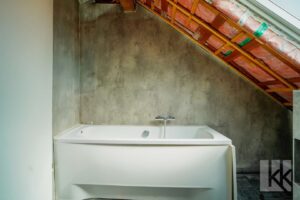 ...angeschlossener Badkeramik und Badewanne