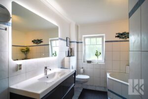 ...ein großzügiges Badezimmer mit...