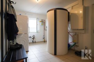 Aufgeräumter Hauswirtschaftsraum mit direktem Zugang zur Garage