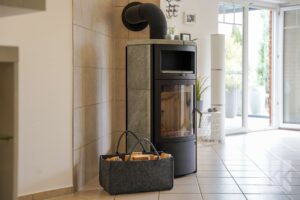 Neben dem Kamin geht es in...