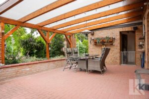 Davor: Die großzügige, überdachte Terrasse