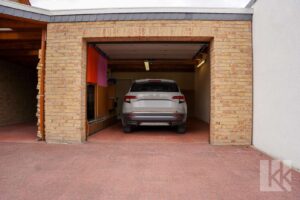 Stellplätze in der Garage mit elektrischem Tor und...