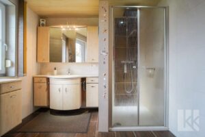 Badezimmer mit Dusche und...
