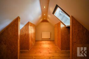 Ausgebauter Spitzboden mit Einbauschränken