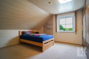 ...einem Schlafzimmer und...