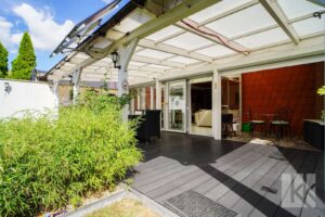 Große, überdachte Terrasse mit...