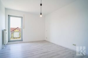 Schlafzimmer, ebenfalls mit Zugang zum Balkon