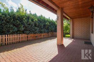 ...Zugang zur teilüberdachten Terrasse