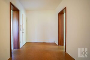 Hinter dem geräumigen Entree befindet sich die Wohnung