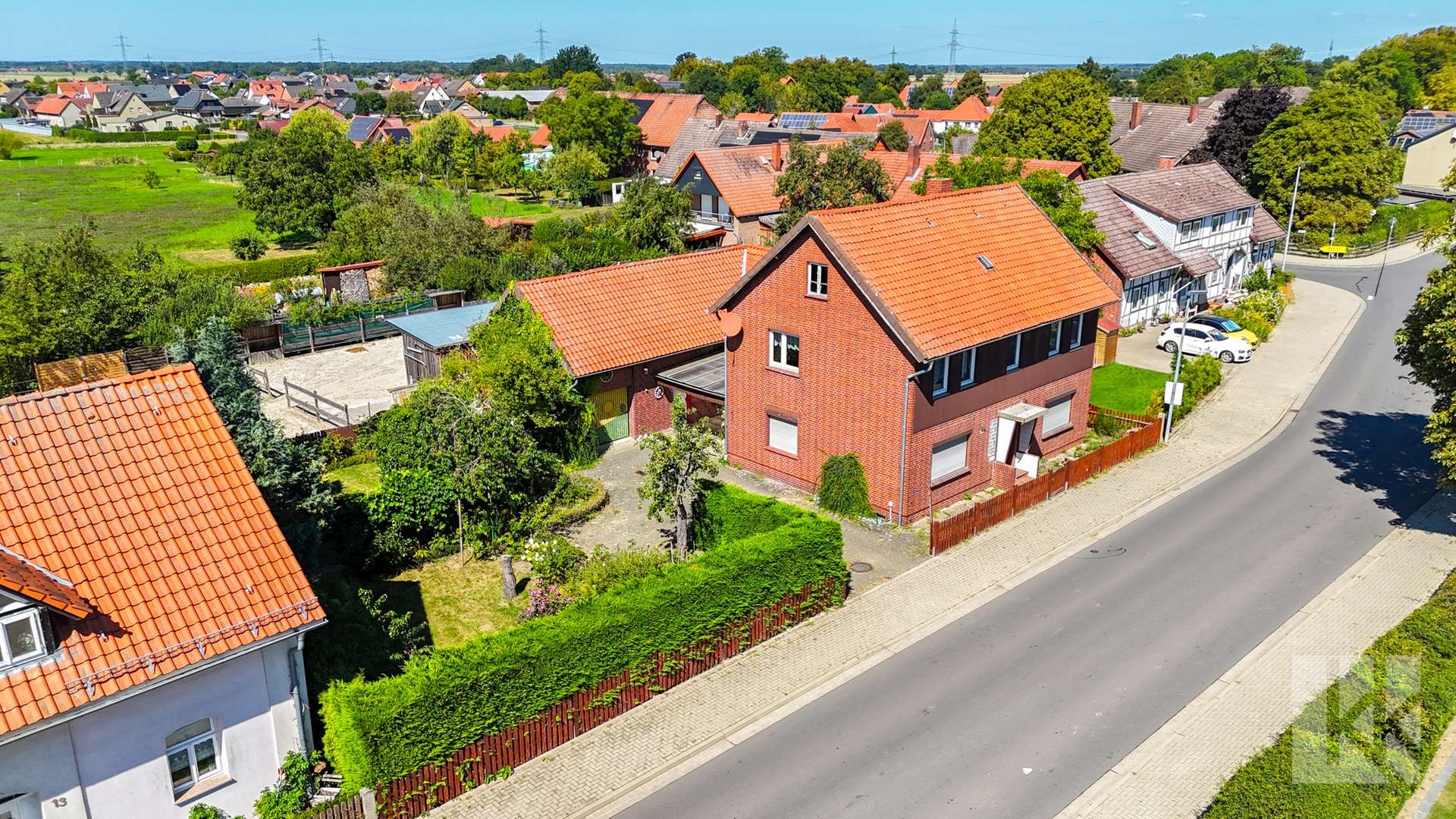 Hausansicht mit Garten