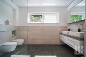 Dazwischen: Das Badezimmer mit ebenerdiger Dusche