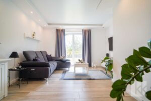 Ein separates Wohnzimmer, getrennt durch...