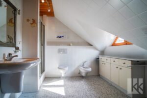 Badezimmer im Obergeschoss mit Dusche und...