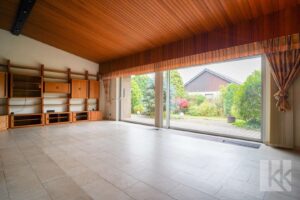 ...meterlanger Glasfront und...