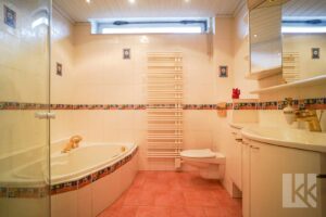 ...ein Badezimmer mit Dusche und Badewanne