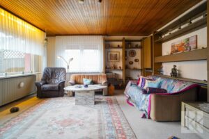 Lichtdurchflutetes Wohnzimmer mit Zugang zur...