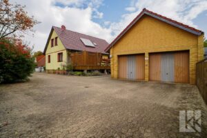 Großer Hof mit Doppelgarage und praktischen Nebengebäuden