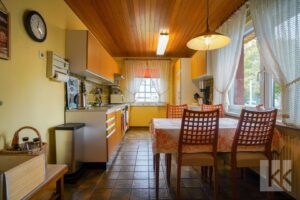 Große Küche mit Platz für einen Essplatz