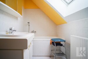 ...ein Badezimmer mit Badewanne