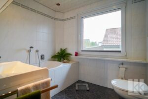 Modernisiertes Badezimmer mit Badewanne