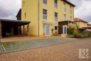 Stellplätze vor dem Haus und...