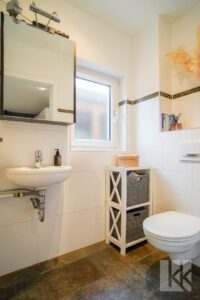 ...praktischem Gäste-WC