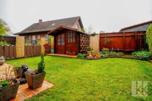 ...praktischem Gerätehäuschen