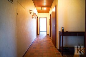 Ein Flur führt in die privaten,...