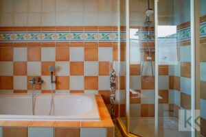 Badewanne und Dusche