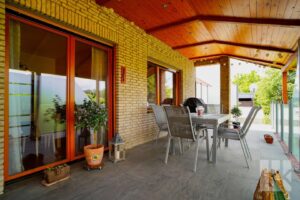 ...riesigen, überdachten Terrasse