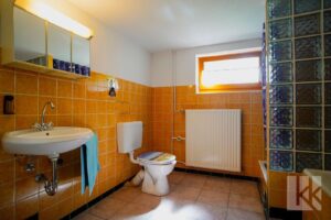 ...drittem Badezimmer mit Dusche und Badewanne