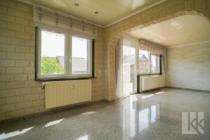 Offenes Esszimmer an der Küche mit Zugang zum...