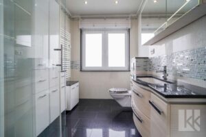 ...modernem Badezimmer und...