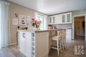 ...hochwertiger Premium-Einbauküche und...