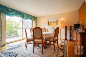 ...Esszimmer mit davorliegender...