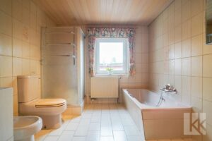 Badezimmer mit Badewanne und Dusche