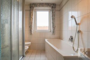 Badezimmer mit Dusche und Badewanne
